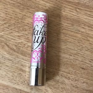 Benefit fake up concealer